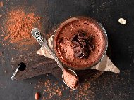 Рецепта Шоколадов мус / крем с млечен шоколад, пудра захар и прясно мляко